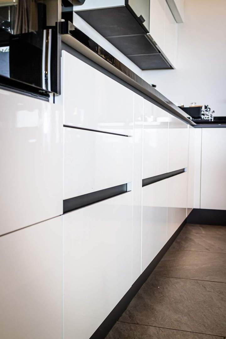 Pose de placards dans le Sud de la Réunion